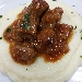 Spezzatino di manzo alla birra con purea di patate - -
