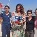 Spiagge - Lido La Pineta - Carmen Mancarella mostra il primo numero della rivista e quello pi� recente - -