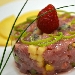 Tartare di tonno con macedonia di frutta, miele allo zafferano - -