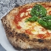 Pizza Margherita (passata di pomodoro, fior di latte di Agerola, olio extravergine d'oliva e basilico) - -