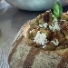 Mallureddus di canapa con salsa campidanese, servito nel civraxiu con fiocchi di tomino caprino e carciofi croccanti... - -