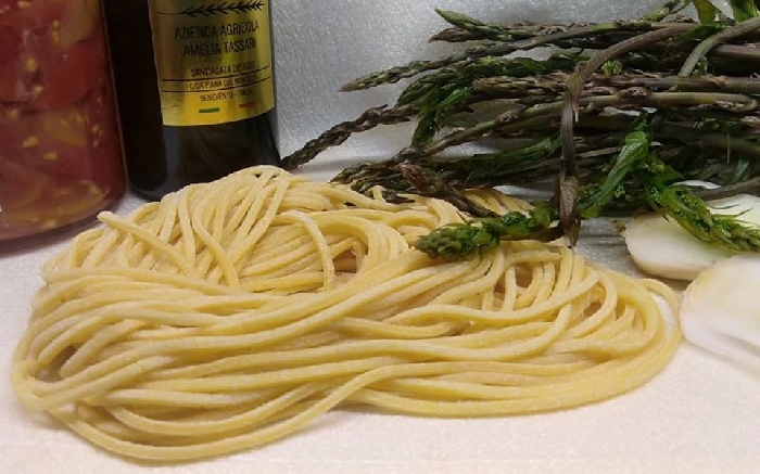 Quattro Pomodori tagliati a filetto, Olio Extra Vergine di Oliva, Asparagi selvatici, Tagliolini di Pasta fresca, 