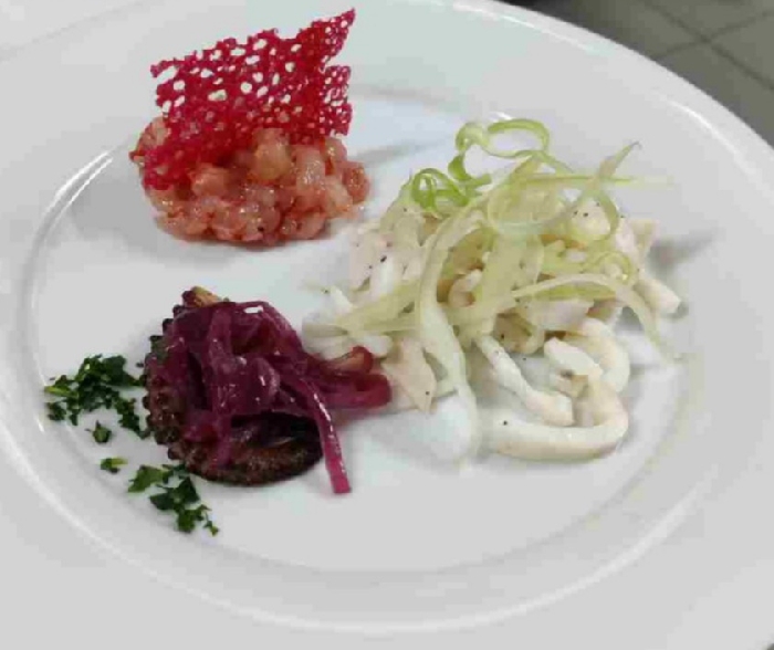  Antipasto:Polipo in doppia cottura con carpione, tartare di gambero di Mazara e cialda corallo e calamari e tagliatelle di sedano