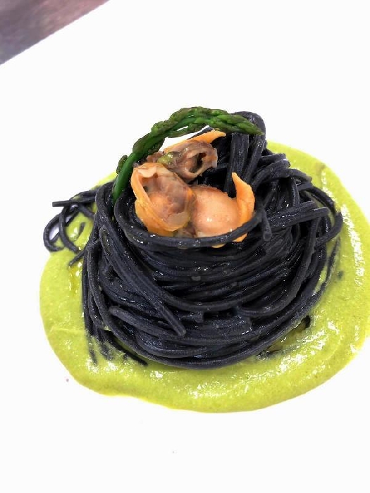 -Spaghetti al nero di seppia alle vongole con crema di asparagi