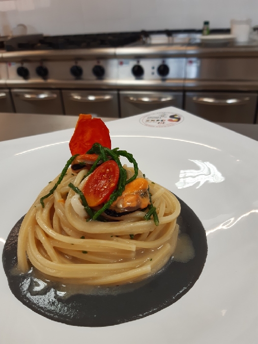 -Spaghettone quadrato con asparago di mare e cozze
