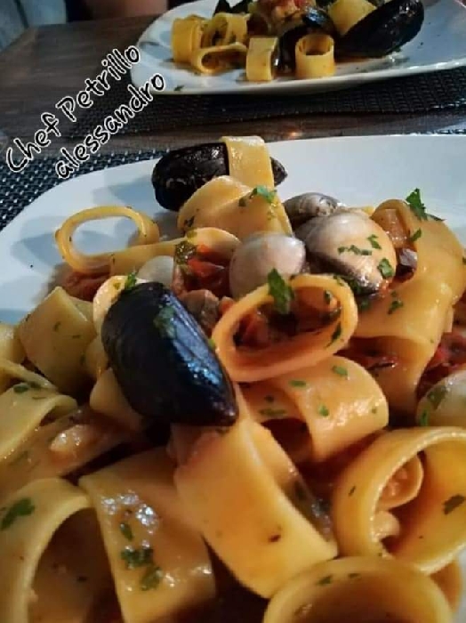 -mezzi paccheri di pasta fresca alla calamarata