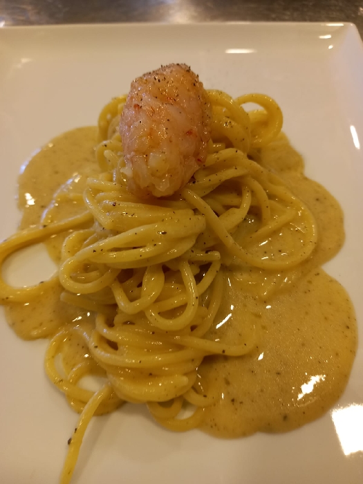 Cacio e pepe con tartare di gamberi rossi di Mazara