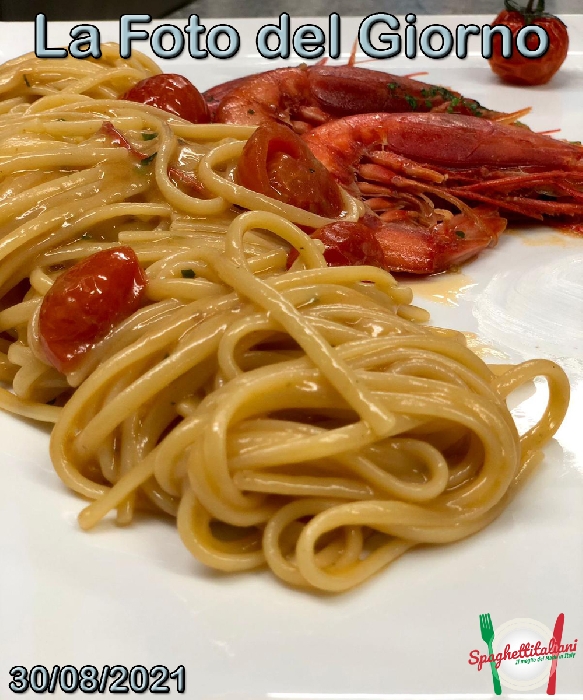 La Foto del Giorno del 30 Agosto 2021 - Linguine con gamberi rossi e pomodorini del Vesuvio