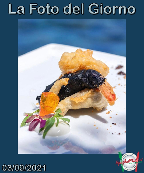 La Foto del Giorno del 3 Settembre 2021 - Trilogia di mare in tempura con maionese di polpo e foglioline dell'orto