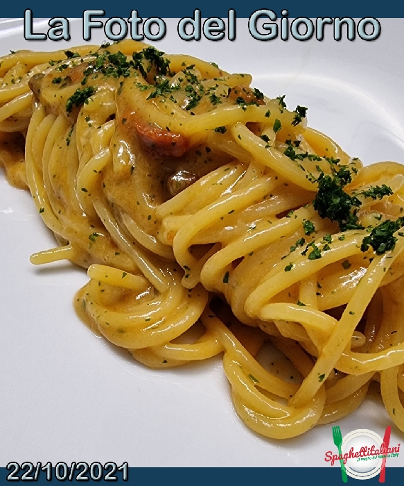 La Foto del Giorno del 22 Ottobre 2021 - Spaghettone con polpa di riccio e cremoso al datterino
