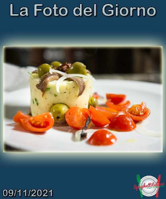 La Foto del Giorno del 9 Novembre 2021 - Patata scamazzata con olive, pomodori secchi, pomodorini e alici salate