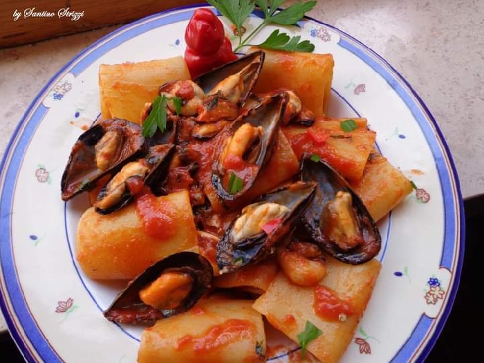 Paccheri con pomodoro a pera d'Abruzzo e cozze di Ortona