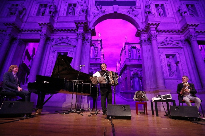 Paolo Fresu con Lundgren e Galliano - Teatro Olimpico - Vicenza Jazz (foto di Francesco Dalla Pozza)