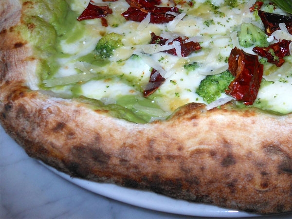 Pizza con broccoli, fior di latte, peperone crusco e formaggio mandarone

