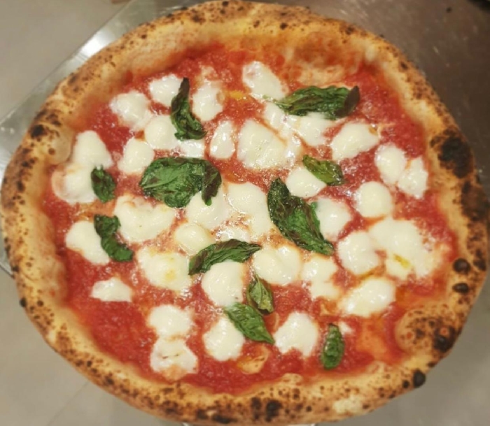 Pizzeria Zamparelli - Margherita con mozzarella di bufala
