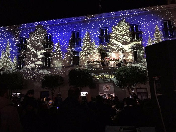 Pomigliano d'Arco accende le luci sul Natale, animazione e mercatini fino all'Epifania.