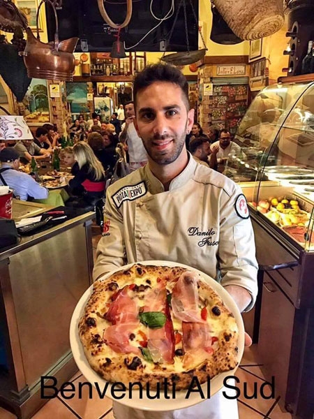 Danilo Fusco con la Pizza Trofeo Pulcinella