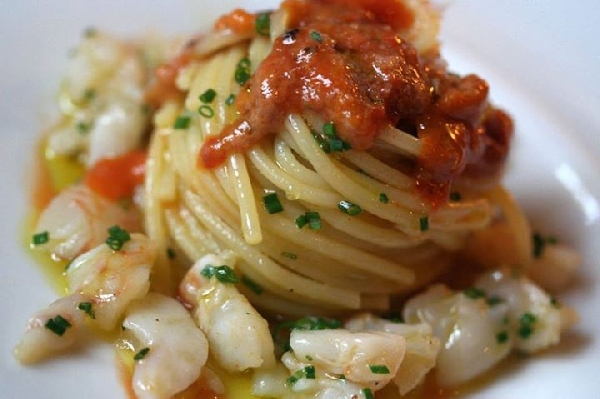 -spaghetti di semola con battuto di gamberi e finissima di prezzemolo e olio extravergine di oliva