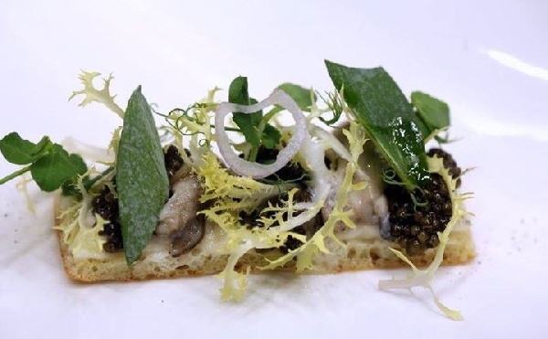 -Insalatina di ostriche con verdurine croccanti su creckers integrale artigianale 