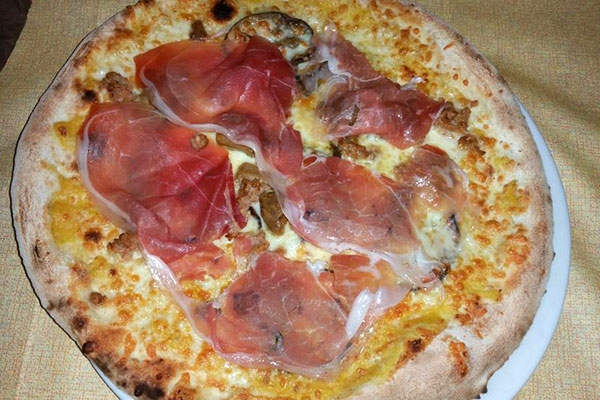 Pizza porcini, crudo e zucca