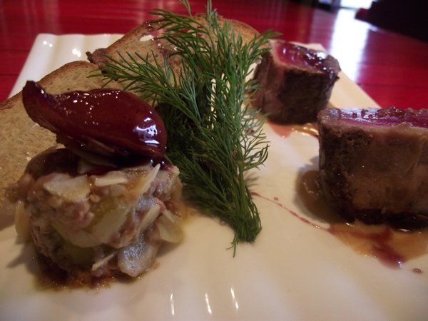 Tonno, manzo e foie gras, mini pera al chianti, salsa al taleggio, cristallo di sale rosso delle Hawaii