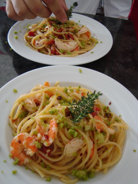 Spaghetti aglio, olio, peperoncino e mazzancolle con pane verde aromatico
