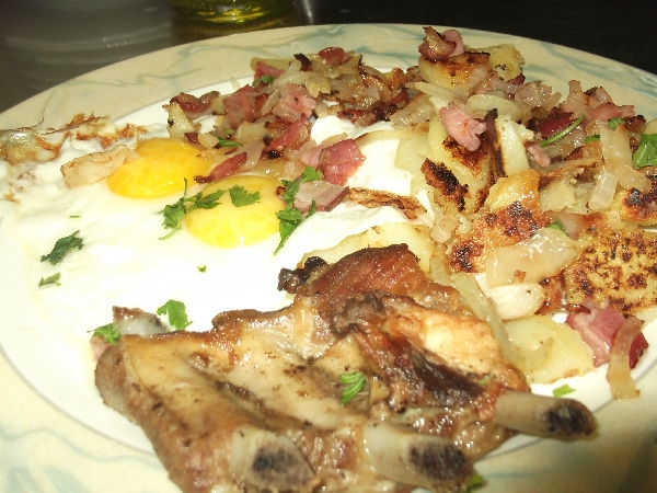-costolette al forno con patate saltate cipolla ,speck e uova