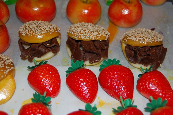 PANE CON MILZA E FRAGOLE DI PASTA REALE