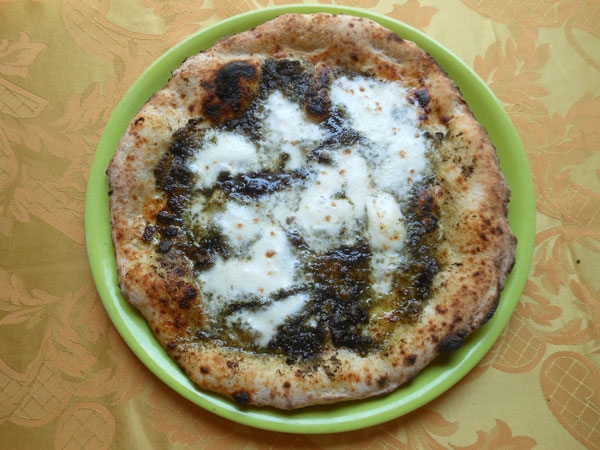 Pizza alle Ortiche (Crema di ortica, fiordilatte e olio extravergine d'oliva)