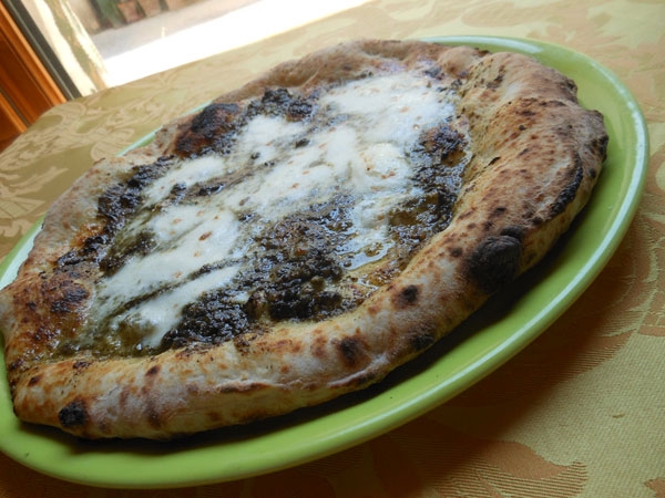 Pizza alle Ortiche (Crema di ortica, fiordilatte e olio extravergine d'oliva)