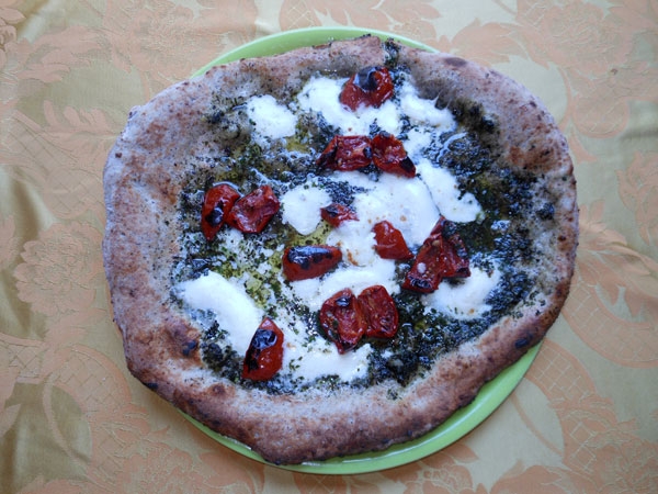 Pizza Innarone (Impasto con grano saraceno, pesto di basilico fatto in casa, fiordilatte, pomodoro essiccato e olio extravergine d'oliva)