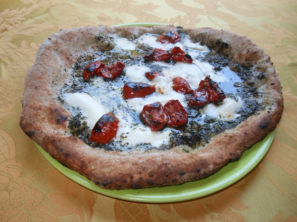 Pizza Innarone (Impasto con grano saraceno, pesto di basilico fatto in casa, fiordilatte, pomodoro essiccato e olio extravergine d'oliva)