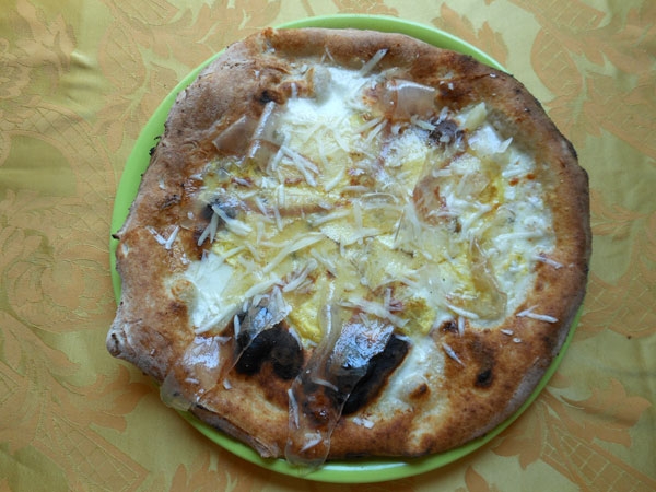 Pizza Carbonara (Impasto ai 5 ceriali, uova, maialino nero casertano e pecorino romano)