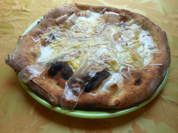 Pizza Carbonara (Impasto ai 5 ceriali, uova, maialino nero casertano e pecorino romano)