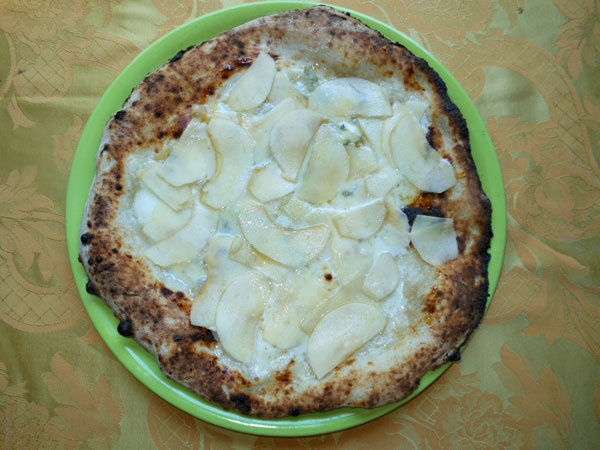 Pizza alle Mele (Mela, gorgonzola, miele e fiordilatte)