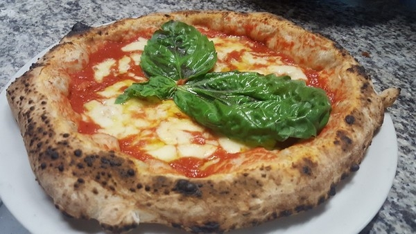 Pizza Margherita (passata di pomodoro, fior di latte di Agerola, olio extravergine d'oliva e basilico)