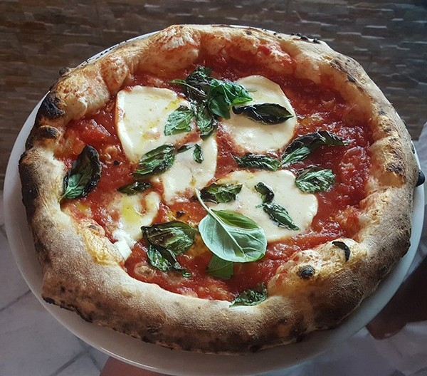 Pizza Bufala (pomodoro San Marzano dop, mozzarella di bufala dop, basilico e olio extravergine d'oliva)