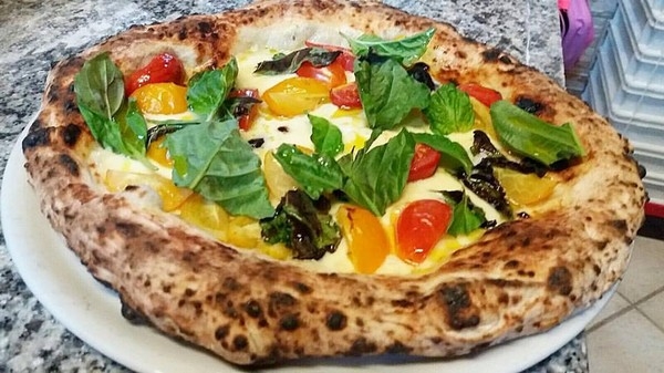 Pizza Poker (ombra di pomodoro San Marzano dop, dattarino rosso, dattarino giallo, corbarino, con mozzarella di bufala dop, basilico e olio extravergine d'oliva)