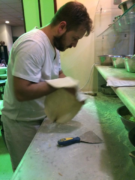 Pizzaiolo Claudio Del Buono at work