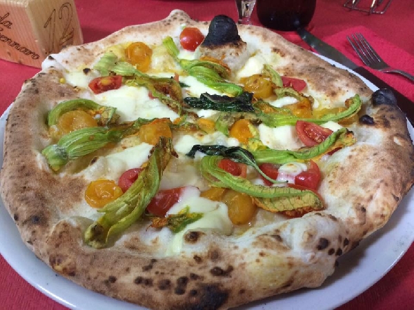 -Pizza con pomodorini gialle e fiori di zucca