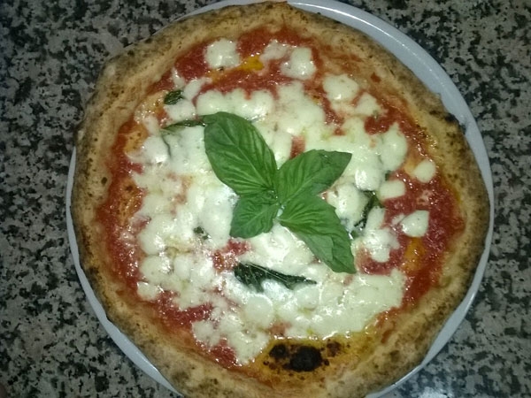 Margherita (impasto s.t.g., mozzarella di Agerola d.o.p., olio extravergine d'oliva, basilico fresco , pomodoro San Marzano)