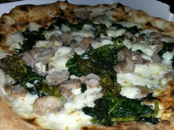 Pizza Cafona (impasto s.t.g., salciccia, friarielli, provola di Agerola e olio extravergine d'oliva)