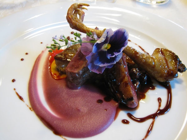 Piccioncino da nido di Castiglione, con salsa di visciole, scaloppa di foie gras e salsa di patate vitelotte allo zenzero
