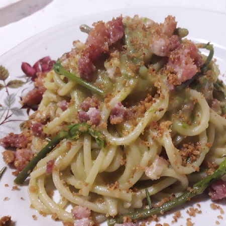Spaghetti, macco di piselli, guanciale, asparagi di campagna e mollica 'atturrata' 
